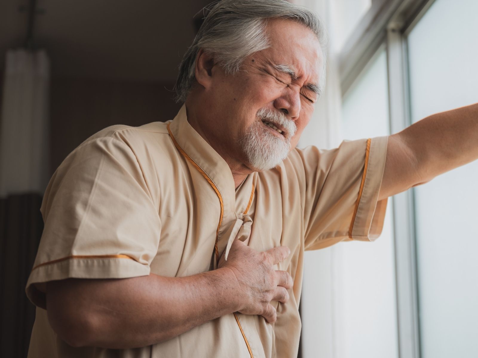 Homem com dor no peito